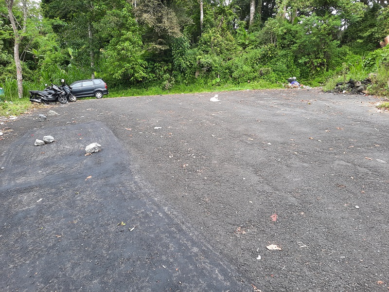 Ujung jalan aspal, titik awal pendakian ke Puncak Mangu dari Pelaga.