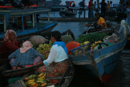 Suasana pagi pasar terapung