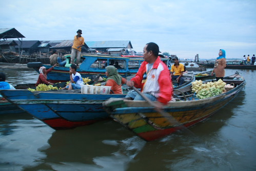 Lalu lalang para pedagang dan wisatawan