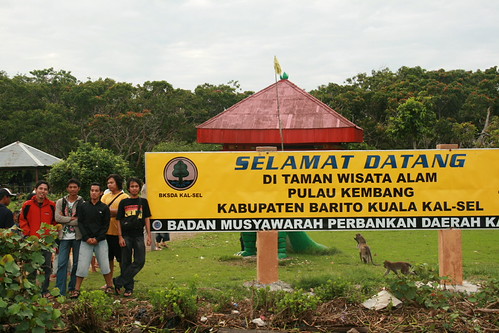 Di Pulau Kembang, bersama kawan-kawan dari Iwapalamika
