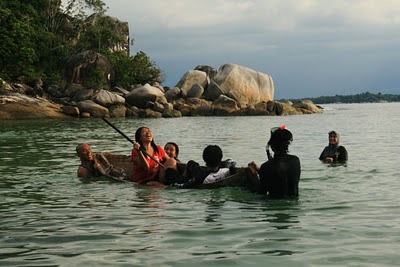 Bermain air di teluk Pulau Tukong