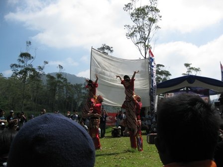 Tari sambutan traditional dengan tari jaipong modern