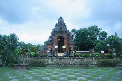 Pintu gerbang / gapura yang disebut pamedal Agung