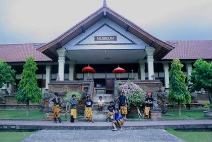 Anggota Astacala saat mengunjungi Museum Semarajaya di lingkungan Kertagosa