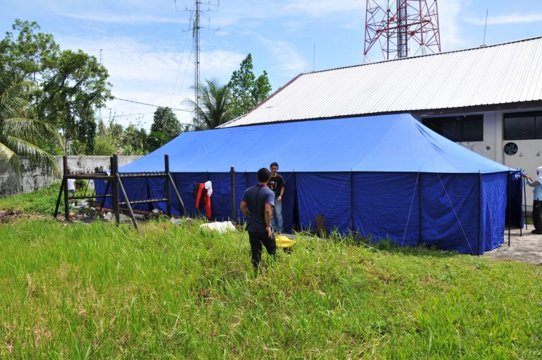 Membangun tenda pleton di kantor Telkom untuk posko