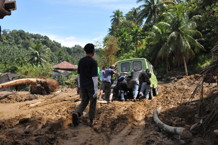 Kondisi jalur pendistribusian bantuan yang rusak parah akibat gempa