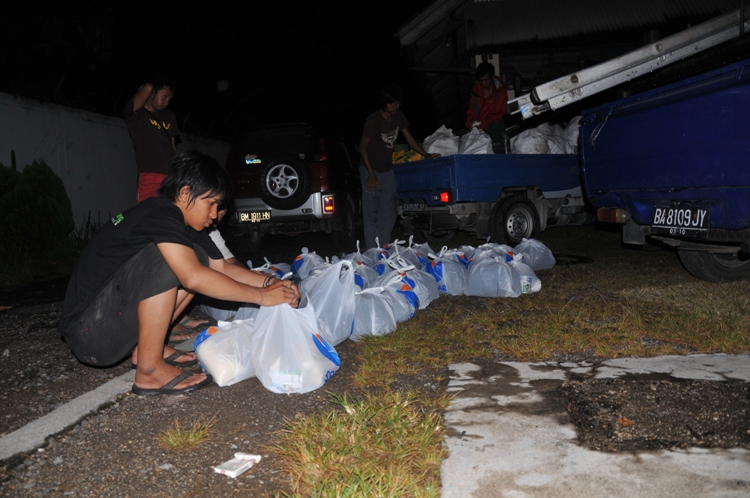 Mempersiapkan logistik di posko