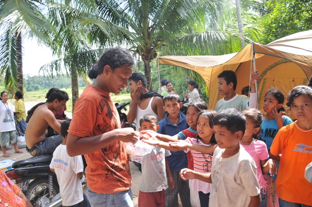 Salah satu kegiatan di lapangan, bagi permen ke anak-anak