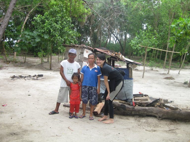 Istirahat di Pulau Semak Daun