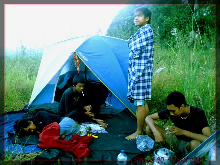 Suasana camp di kaki Tebing 90