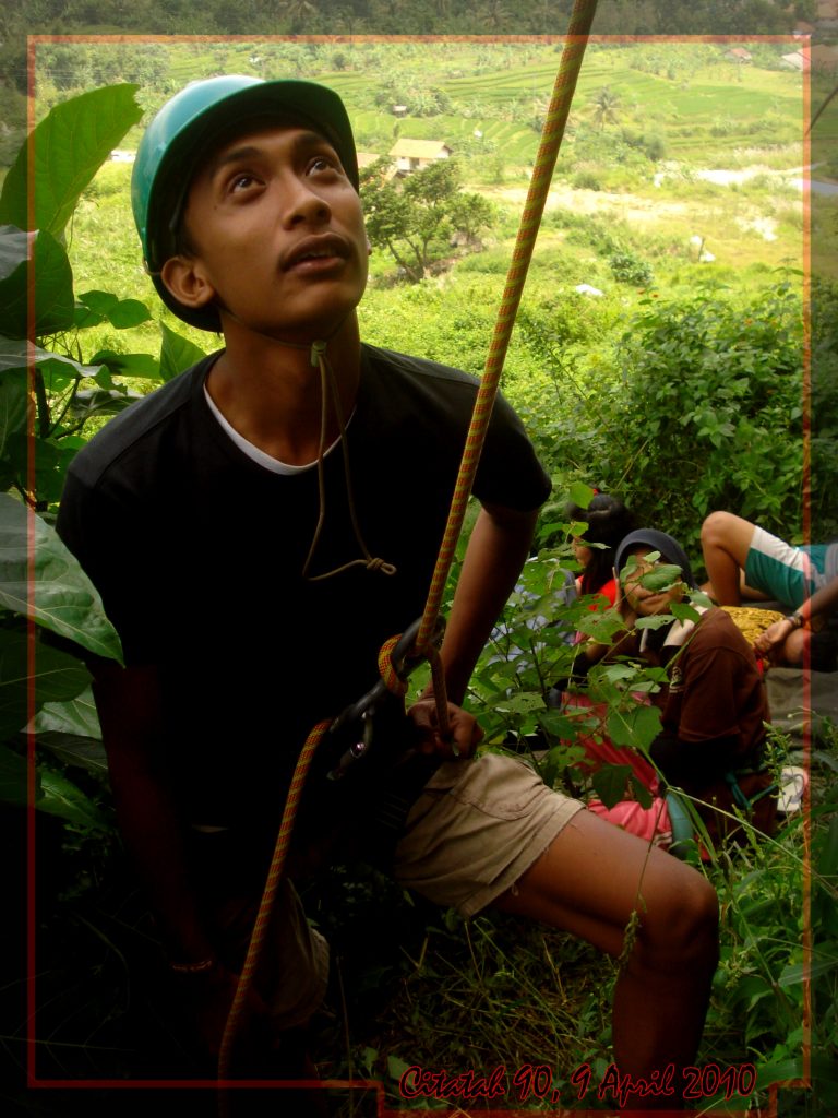 Kegiatan pemanjatan di Tebing 90 Citatah