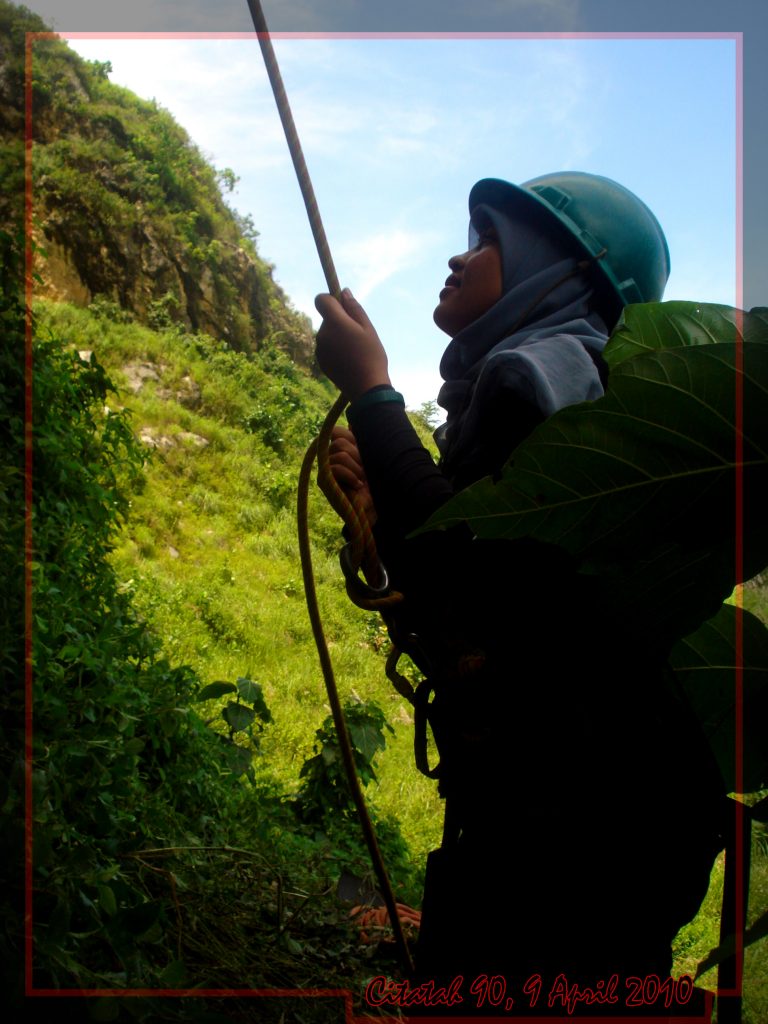 Kegiatan pemanjatan di Tebing 90 Citatah