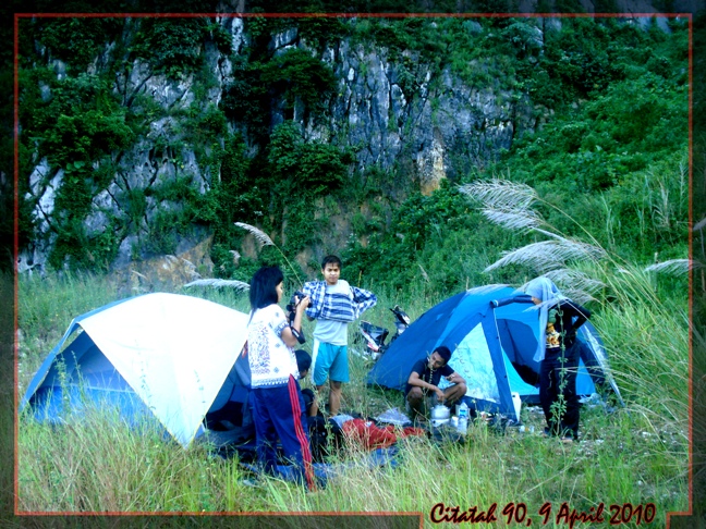Suasana camp di kaki Tebing 90