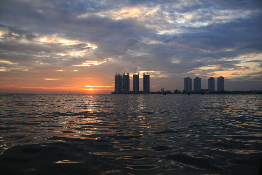 Pemandangan di Teluk Jakarta : Tampak gedung-gedung di Pantai Marina Ancol