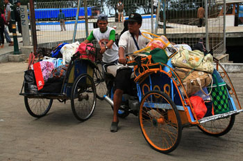 Becak sepeda dan becak motor di Pulau Tidung membawa barang-barang bawaan wisatawan