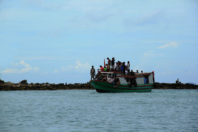 Kapal motor yang penuh penumpang dari Muara Angke ke Pulau Tidung
