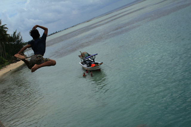 Melompat dari Jembatan Pulau Tidung
