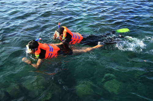 Snorkling, salah satu kegiatan yang dilakukan di Perairan Pulau Tidung