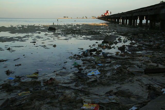 Ada banyak sampah di pesisir pantai Pulau Tidung