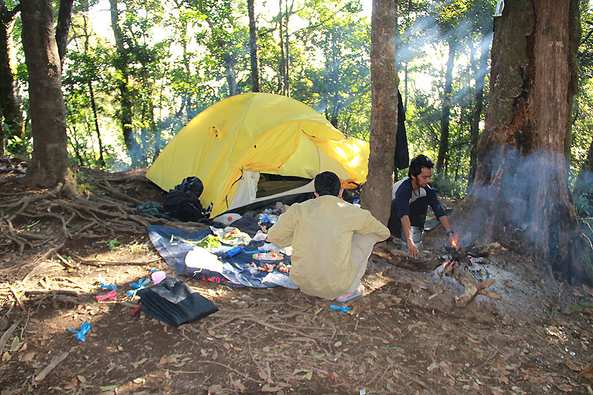 Suasana Pagi di Depan Tenda
