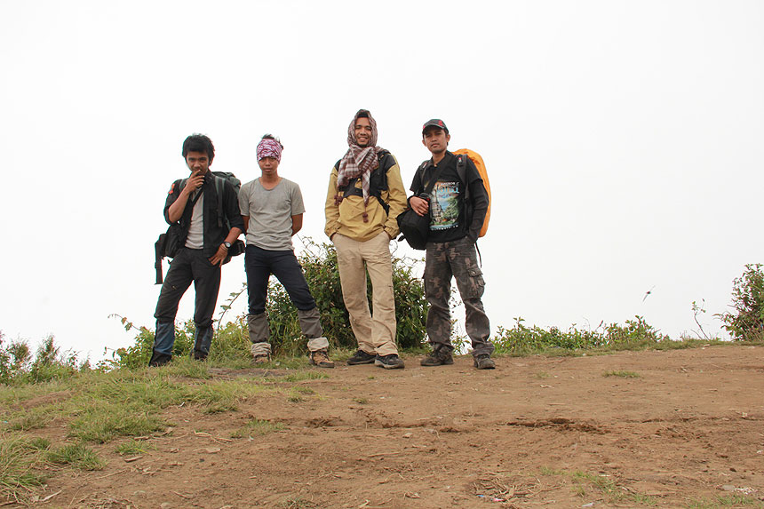 Di Puncak Gunung Cikuray