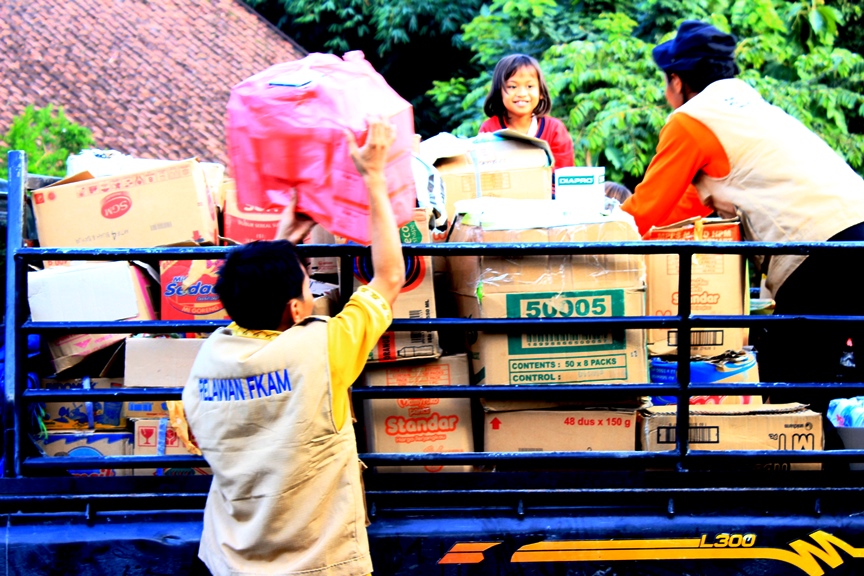 Anak-Anak Pengungsi yang Bermain dengan Relawan