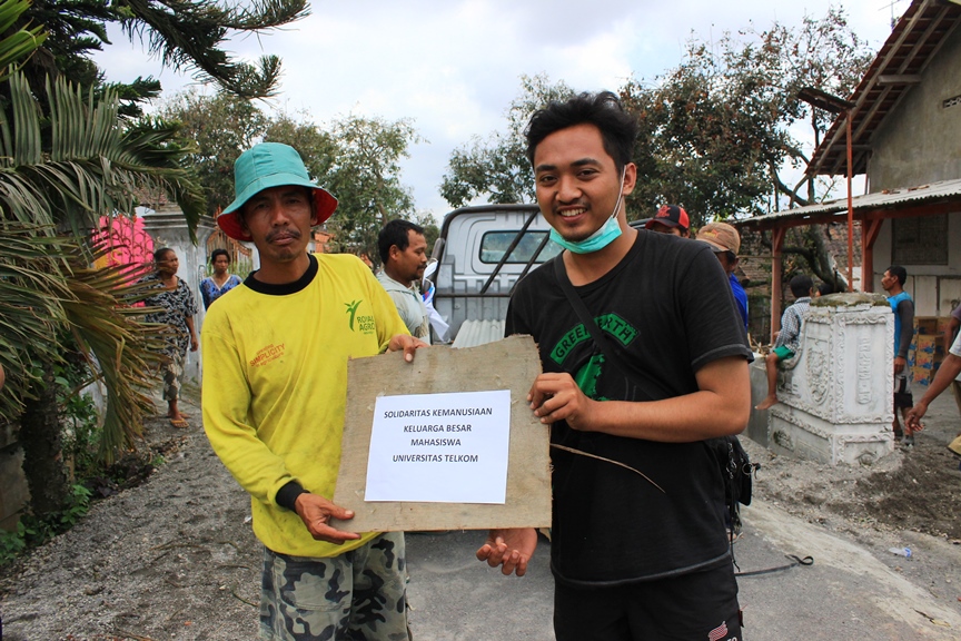 Penyerahan Bantuan Dari Keluarga Besar Mahasiswa Universitas Telkom