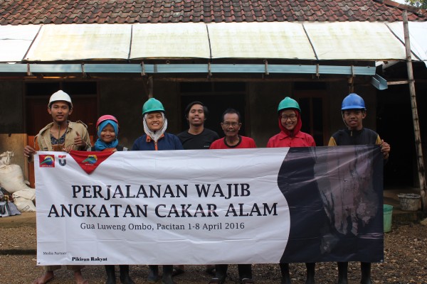 Tim penelusuran Gua Luweng Ombo bersama Pak Parni Kepala Dusun Petung