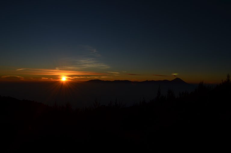Pemandangan dari puncak Gunung Butak. Terlihat sang Fajar terbit sejajar dengan siluet jajaran pegunungan Bromo-Tengger-Semeru.