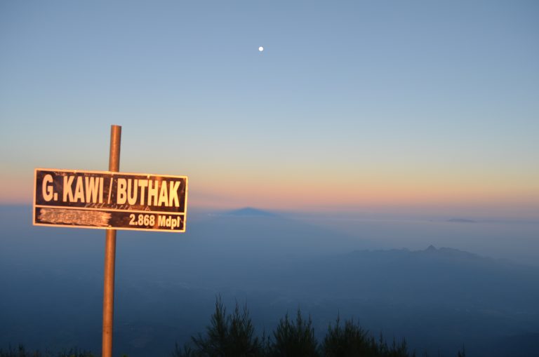 Plang yang menandakan puncak Gunung Buthak.
