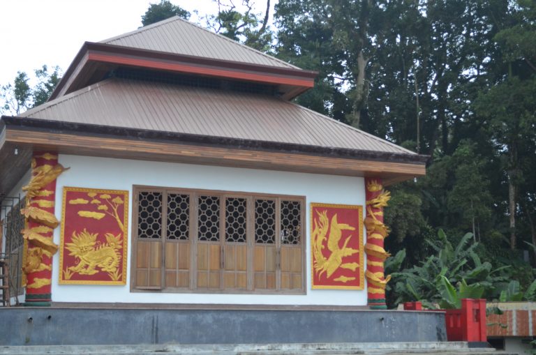 Klenteng Kwan Im. Tempat peribadatan umat Kong Hucu yang berziarah ke makam Eyang Djoege dan Imam Soedjono.