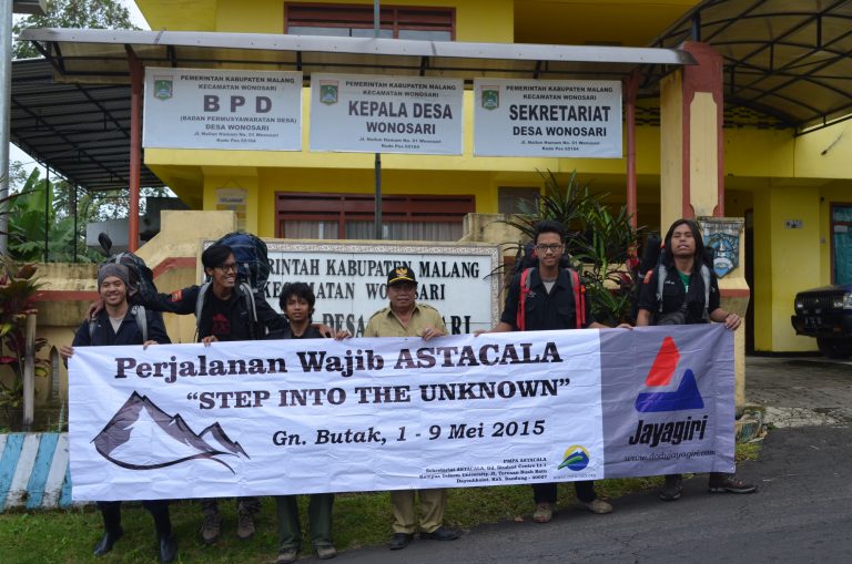 Berfoto bersama dengan Bapak Kepala Desa Wonosari sebelum berangkat menuju ke Keraton untuk memulai pendakian.
