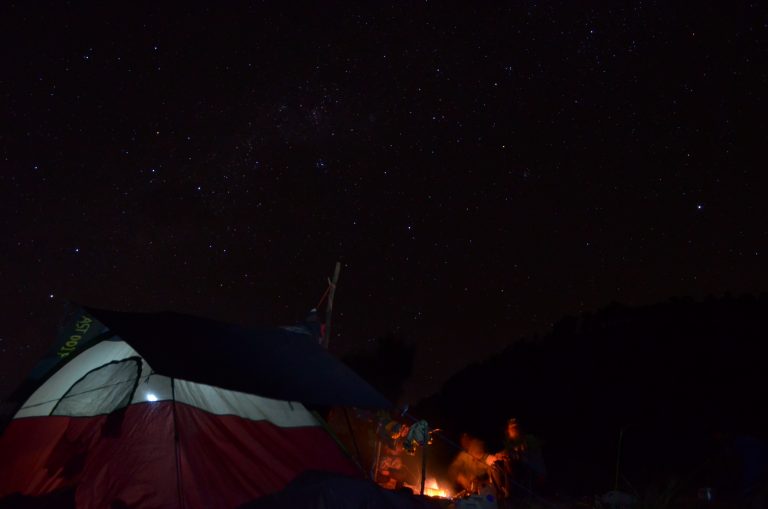 Menikmati malam sambil bercengkrama di bawah hamparan bintang,