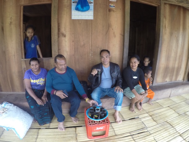 menikmati kebersamaan dan kehangatan kopi Flores (kiri-kanan ; ine bena, Bpk. Wakapolres Ngada, ayah, ine bena)