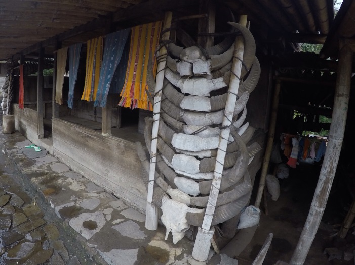 Warga Bena menjajakan hasil kerajinan tangan mereka di serambi rumah untuk menarik pembeli dari wisatawan yang berkunjung.