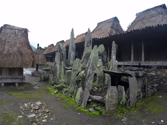 Batu nabe yang terbuat dari tumpukan batuan pipih. Di bawah mimbar tersebut terdapat makam leluhur yang dihormati