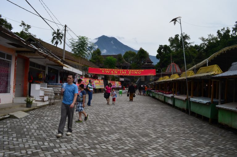 Gunung Kawi menjadi pemandangan yang melatarbelakangi Pesarean Gunung Kawi