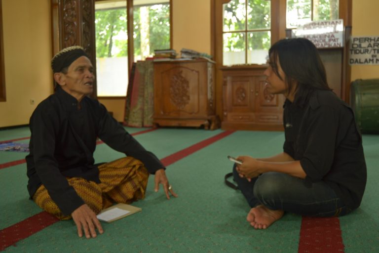 Wawancara dengan Pak Kasidi. Abdi dalam yang telah mengabdi selama 40 tahun.