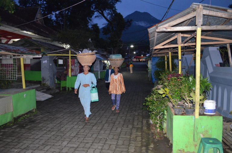 Pagi-pagi sekali sehabis adzan subuh, para pemilik kedai di sepanjang gang menuju Pesarean sudah bersiap menyusun dagangannya.