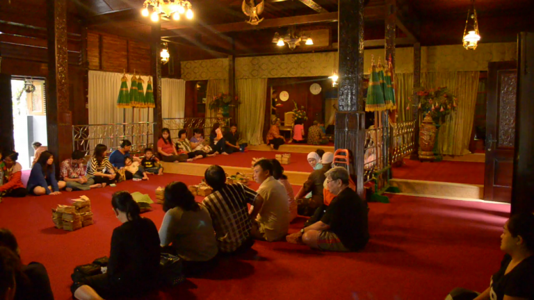Suasana pengiriman doa di dalam pesarean Eyang Djoego dan Imam Soedjono, untuk para penziarah. Pada saat kami datang, peziarah di dominasi oleh etnis Tiong Hoa.