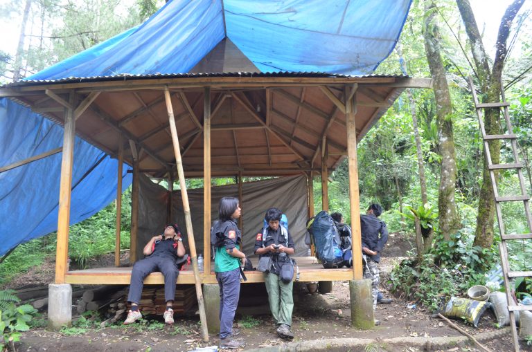 Saung peristirahatan pos 1