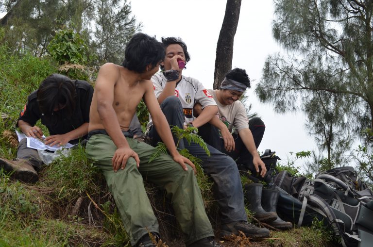 Beristirahat di Pos Meja Bundar