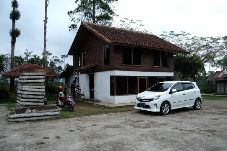 Tampak depan kedai kopi malabar