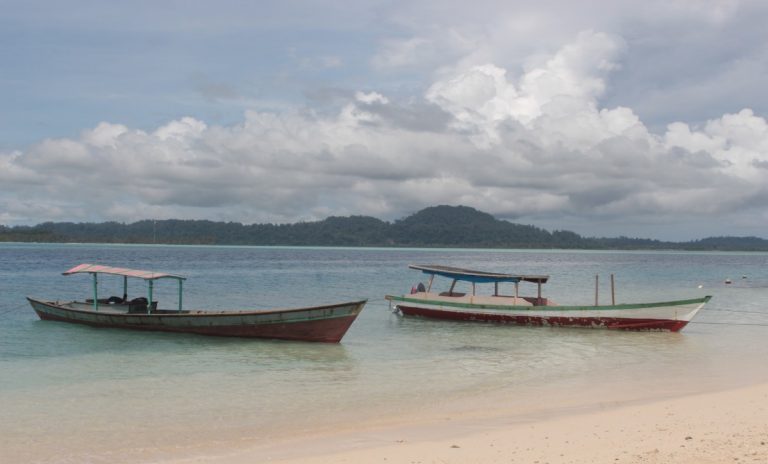 Perahu bersandar