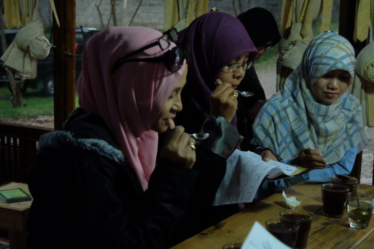 Rombongan tamu dari Samarinda mencoba cupping
