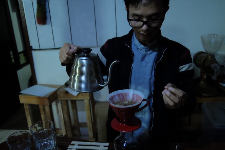 Mang Dedy menyeduhkan kopi arabica untuk kami