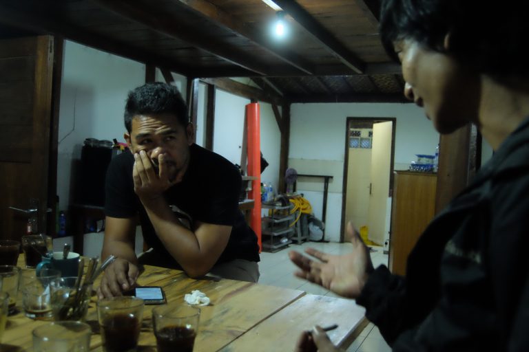 Rendy berdiskusi mengenai kopi