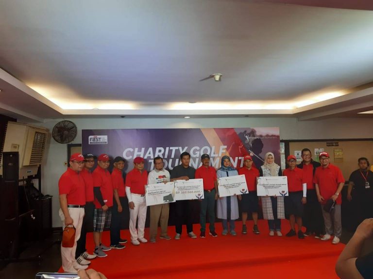 Foto bersama saat kegiatan Charity Golf Tournament