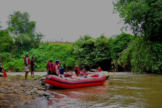 Para peserta bersiap-siap untuk melakukan tehnik ferrying