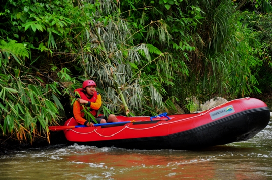 Tehnik ferrying yang melawan arus memang lumayan menguras tenaga. Ebol terlihat menyerah dan menunggu tali rescue. Sementara Adit berteriak dari seberang sungai : "Dayung yang benerlah, Coi!! Padlenya masukin ke dalam air lah!!!"